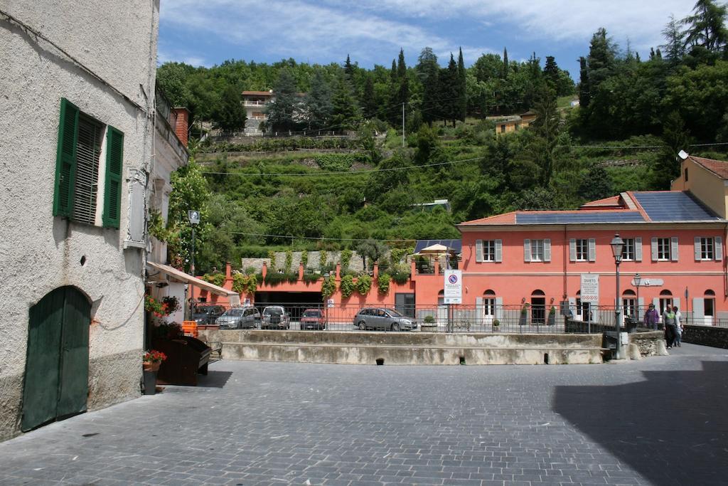 Casa Vacanze Gli Ulivi Borgomaro Δωμάτιο φωτογραφία